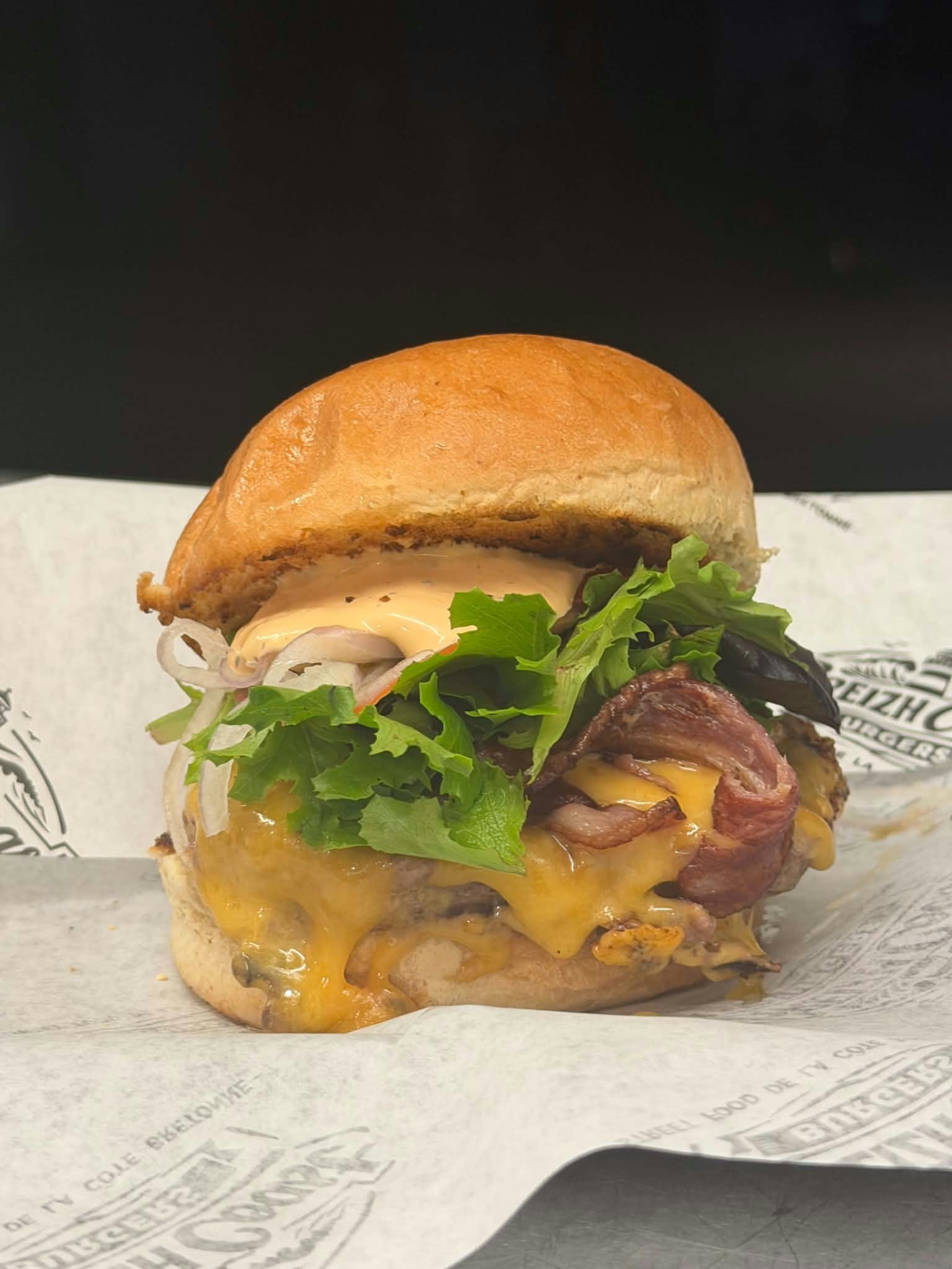 Burger cheddar, bacon et salade de Breizh Coast Burgers